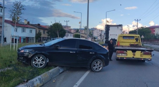  Tır, otomobili refüje sürükledi